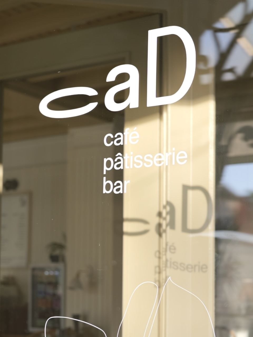 La terrasse du café baignée de lumière